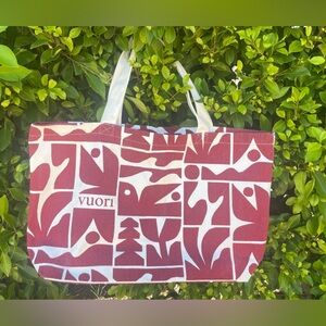 NWT VUORI WOMENS MULTI SPACIOUS BAG/TOTE BAG CREAM & STRAWBERRY GRAPHIC PRINT